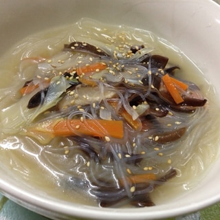 冷蔵庫の中にある野菜で作る春雨スープ